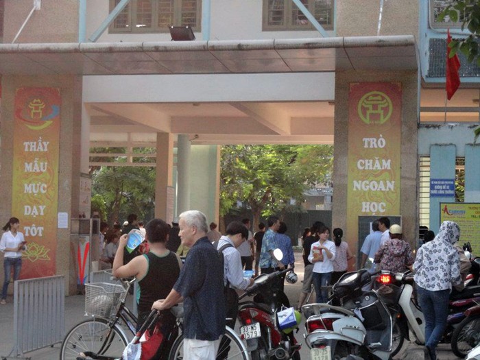 4h00 tại cổng Trường tiểu học Nghĩa Tân đã có hàng loạt phụ huynh xếp xe đợi con.